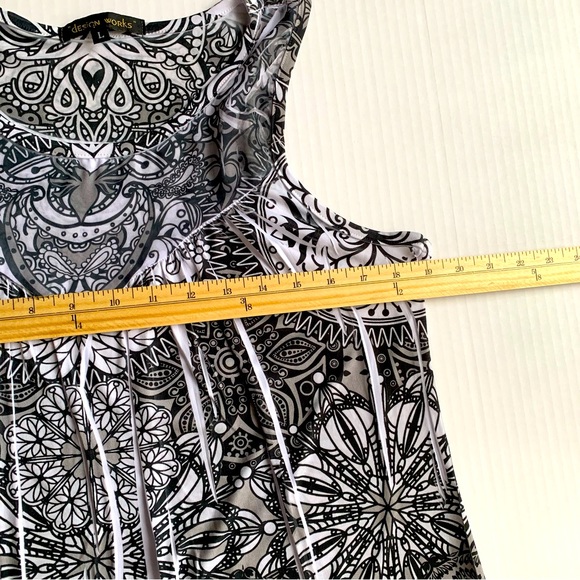 Design Works. Black and White Sleeveless top, with circular black patter… - Picture 5 of 8
